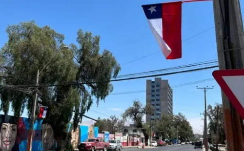 Las banderas chilenas dan color a la ciudad de Calama. Foto: Cristopher Antúnez.