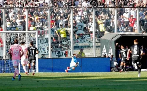 La última vez que se enfrentaron, Colo Colo le sacó un agónico triunfo a Universidad Católica en el estadio Monumental. Foto: Agencia Uno