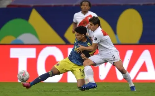 Colombia y Perú vuelven a jugar un partido clave para la selección chilena rumbo a un Mundial. La última vez, rumbo a Rusia 2018, se arreglaron en la cancha para clasificar ambos. Foto: Getty Images