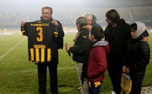 Elías Figueroa fue homenajeado por Peñarol el 13 de junio de 2018, cuando Peñarol visitó a Fernández Vial en un partido amistoso. (Foto: Agencia Uno)