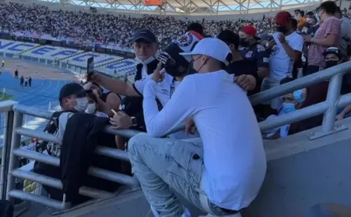 El músico no tuvo problemas en sacarse fotos con los hinchas.