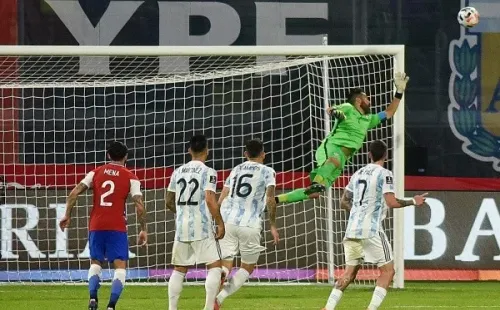 Claudio Bravo quiere seguir haciendo historia ante Argentina, rival con el que ha brillado en la cancha. Foto: Agencia Uno