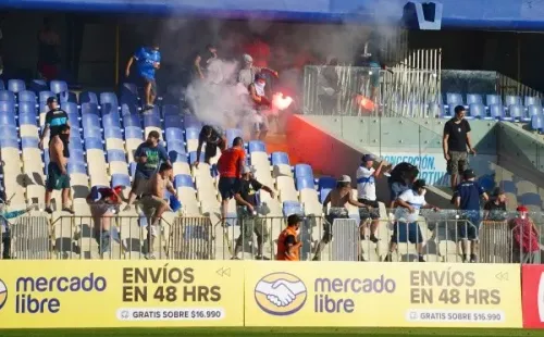 Hinchas de la UC y Colo Colo obligaron a detener el partido por varios minutos mientras se lanzaban desde piedras hasta fuegos artificiales en las galerías del estadio Ester Roa. (Foto: Agencia Uno)