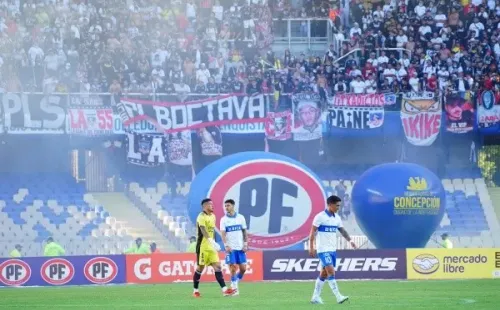 Tanto los jugadores del Cacique como los Cruzados intentaron calmar la situación, pero no pudieron hacer nada ante la violencia de los mal nombrados hinchas. (Foto: Agencia Uno)