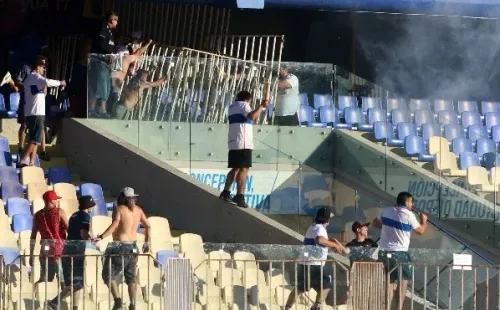 Hinchas de la UC y Colo Colo se enfrascaron en el estadio de Concepción (Agencia Uno).