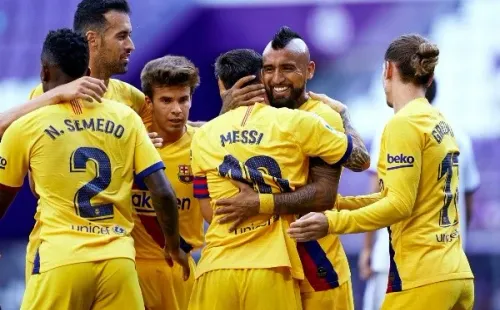 En su paso por el Camp Nou Vidal hizo grandes amistades, entre ellas la que forjó con Lionel Messi y Luis Suárez, y hoy los tres están fuera del club. (Foto: Getty)