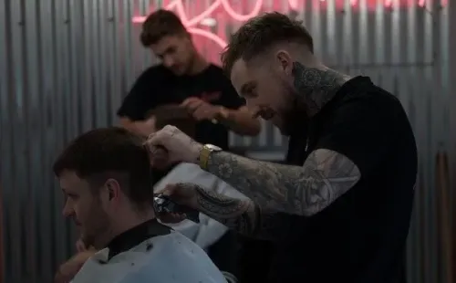 Paul Harrison hace tres años comenzó a cortar el pelo a jugadores del Blackburn Rovers.