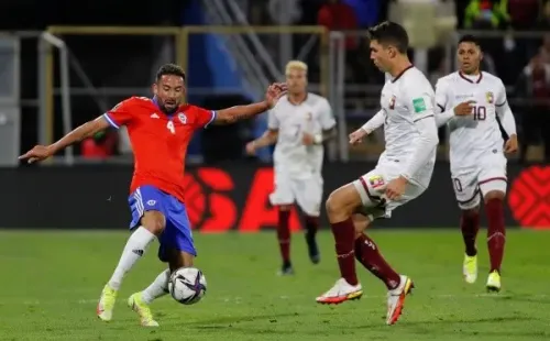 Mauricio Isla dio positivo en su llegada a Chile y no estará ante Argentina. Eso sí, mostró un examen de ayer en el que daba negativo. Foto: Agencia Uno