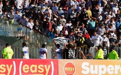 Hasta los jugadores intentaron calmar la pelea que protagonizaron hinchas de Colo Colo y Universidad Católica. Foto: Guille Salazar