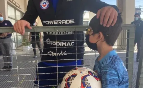 Bravo le cumple su sueño a un pequeño hincha de La Roja en Calama | Foto: Gonzalo Quiroz ESPN.