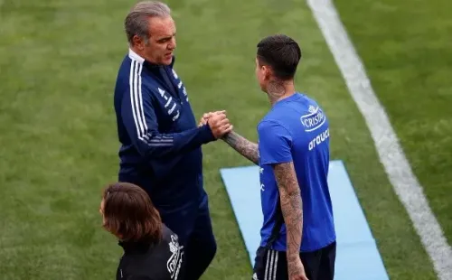 Martín Lasarte paró su probable formación en el más reciente entrenamiento. (Foto: Comunicaciones ANFP)