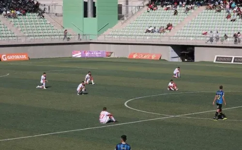 En el partido de ida los jugadores de Copiapó ya habían exhibido su tremenda molestia con la situación vivida quedándose sentados tras el pitazo inicial. (Foto: Agencia Uno)