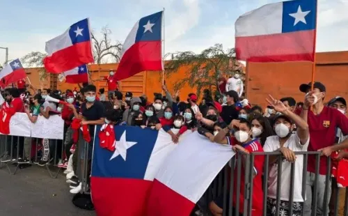 Hinchas de la Roja en el banderazo de Calama. (Foto: Cristopher Antúnez/Redgol)