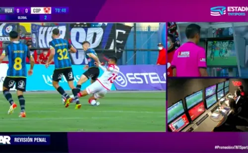 Francisco Gilabert recibió el llamado del VAR para poder analizar su polémico cobro, pero tras acercarse al monitor solo confirmó su decisión. (Foto: Captura TNT Sports)