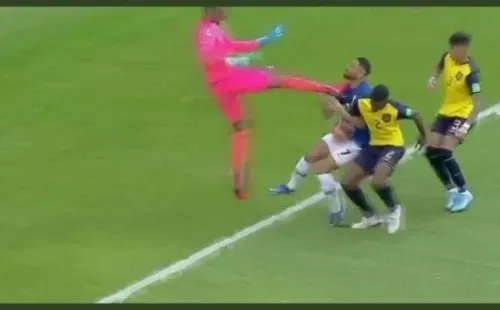 El momento del impacto del portero Domínguez