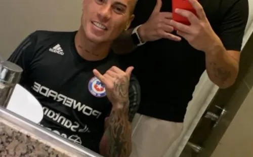 Eduardo Vargas acomoda su pelo para festejar los goles