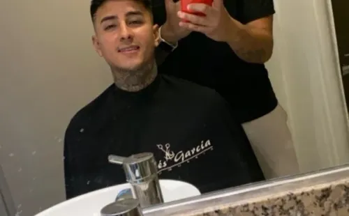 Erick Pulgar siempre pasa por las manos del peluquero antes de los encuentros.