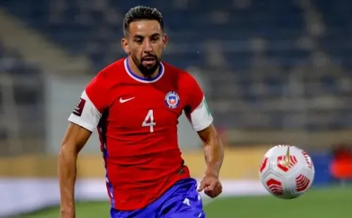 Mauricio Isla estará en la banca esta noche ante Argentina pese a llegar apurado a la Roja. Foto: Agencia Uno