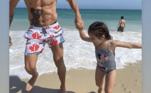 Gala Caldirola y su hija envían cariñosa arenga a Mauricio Isla en la previa al partido con Argentina.