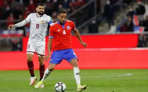 Isla es probable que vaya al banco de suplentes por su falta de entrenamientos (Agencia Uno)