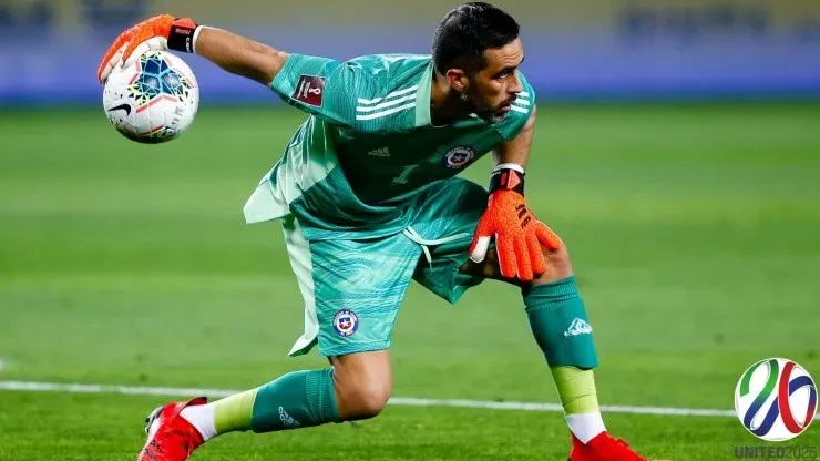 43 años y un mes sumará Claudio Bravo cuando se inicie el Mundial 2026