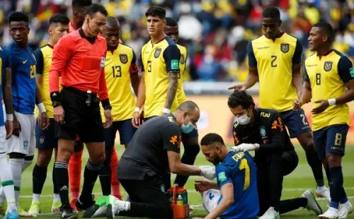 Cunha tuvo que ser atendido por varios minutos por el staff médico de la selección de Brasil tras recibir un patadón en el cuello de Alexander Domínguez. (Foto: Getty)