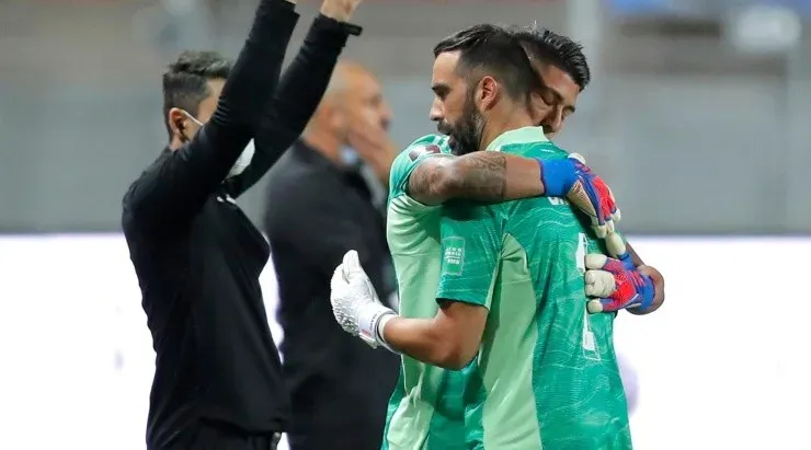 Claudio Bravo dejó la cancha lesionado ante Argentina. En el segundo gol no pudo hacer mucho más por culpa de las molestias. Foto: Getty Images
