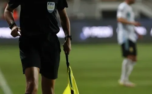 En el segundo tiempo aparecieron los banderines oficiales