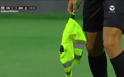 Los banderines con petos en el partido de Chile