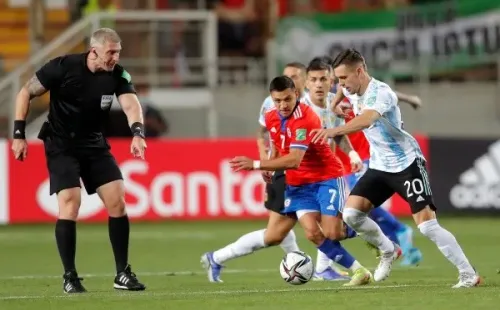 Alexis complicó a los jugadores argentinos con su especial habilidad con el balón, lo que llevó a que desde la prensa italiana destacaran su trabajo. (Foto: Getty)