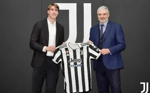 Dusan Vlahovic firma con la Juventus hasta el 2026. Foto: Juventus