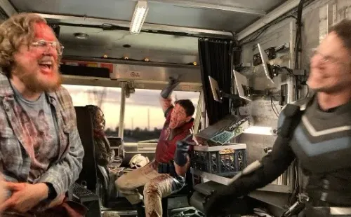La foto la sacó la actriz Jennifer Holland tal como en la escena se muestra. (Foto: Twitter James Gunn)