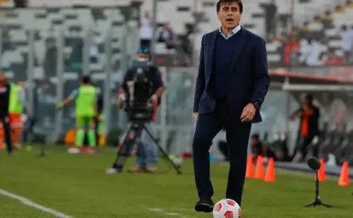 El técnico argentino nacionalizado boliviano es considerado por varios como la gran carta de nuestro fútbol para hacerse cargo de la selección chilena. (Foto: Agencia Uno)