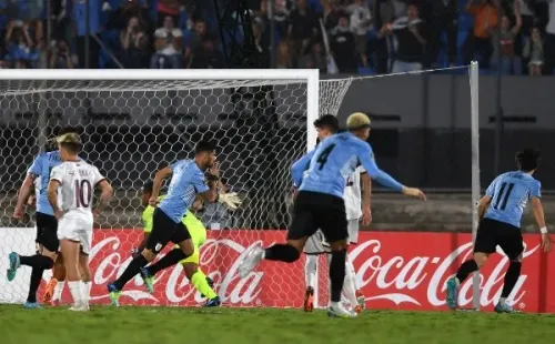 Luis Suárez falló un penal pero el VAR avisó que debía repetirlo y ayudó a su equipo a conseguir una importante victoria. (Foto: Getty)