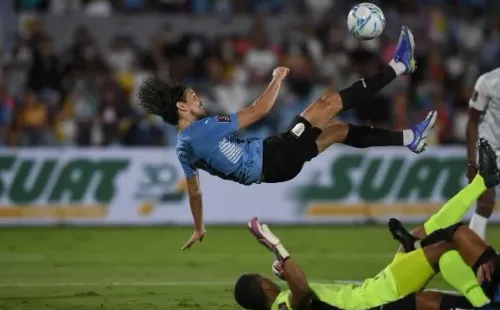 El Matador se despachó un gran gol de chilena para la goleada de la selección uruguaya sobre Venezuela. (Foto: Getty)