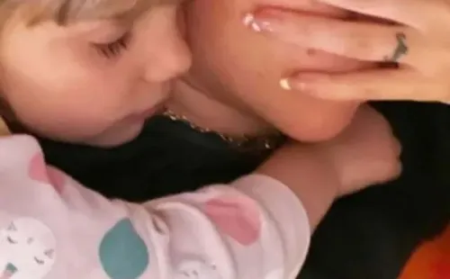 Nara posó con su hija Isabella y sin la alianza de matrimonio en su anular. FOTO: Instagram Wanda Nara.