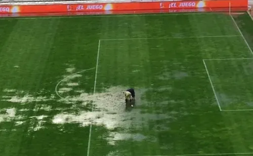 Así estaba la cancha del Hernando Siles de La Paz a una hora de iniciar el partido. Foto: Twitter