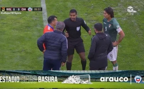 El momento en que el juez del partido les avisa a los jugadores que no está funcionando el VAR.