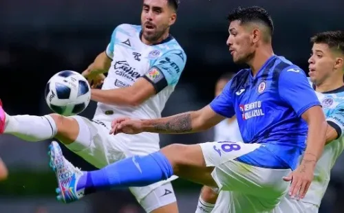 CIUDAD DE MEXICO, MEXICO - JULIO 26: Jesus Zavala y Bryan Colula (D) del Mazatlan disputan el balon con Lucas Passerini () del Cruz Azul durante el juego de la jornada 1 del Torneo GRITA MEXICO Apertura 2021 de la Liga BBVA MX en el Estadio Azteca el 26 de Julio de 2021 en Ciudad de Mexico, Mexico. (Foto: Mauricio Salas/JAM MEDIA)
