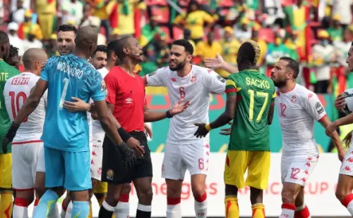 El criticado juez habría sufrido un golpe de calor en medio del partido por la AFCON.