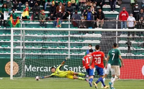 Brayan Cortés no podrá estar ante Brasil pese a su partidazo con Bolivia. Las amarillas dejan fuera al arquero y Sebastián Pérez asoma como la carta. Foto: Carlos Parra, ANFP.