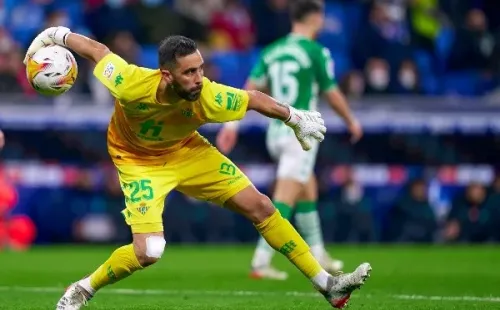 Claudio Bravo se recupera de su lesión para volver a las canchas con el Betis y así ser considerado en Chile. Foto: Getty Images