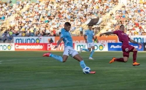 El tiro de Facundo Barceló para anotar el primer gol. Foto: Agencia Uno