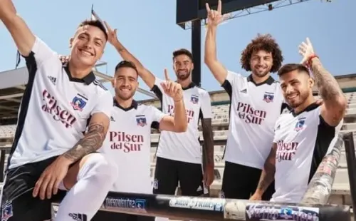 Los jugadores de Colo Colo presentando su nueva camiseta.