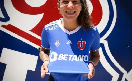 Nueva camiseta femenina de Universidad de Chile.