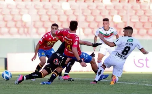 Miguel Pinto tuvo una desafortunada acción que terminó en el empate de Palestino ante Unión Española. (Foto: TNT Sports)