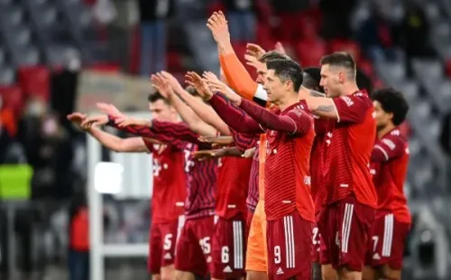 El Bayern festejó junto a sus hinchas una nueva victoria que los acerca a su décimo título seguido de Bundesliga. (Foto: Getty)