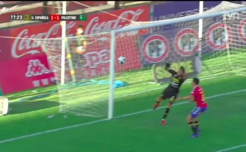 Miguel Pinto y el primer blooper del Campeonato Nacional 2022. (Foto: TNT Sports)