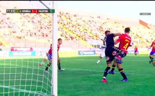 Miguel Pinto y el primer blooper del Campeonato Nacional 2022. (Foto: TNT Sports)