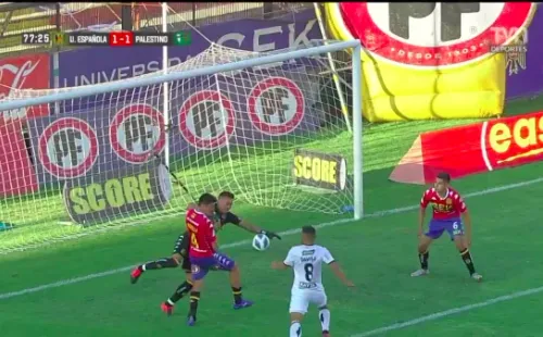 Miguel Pinto y el primer blooper del Campeonato Nacional 2022. (Foto: TNT Sports)